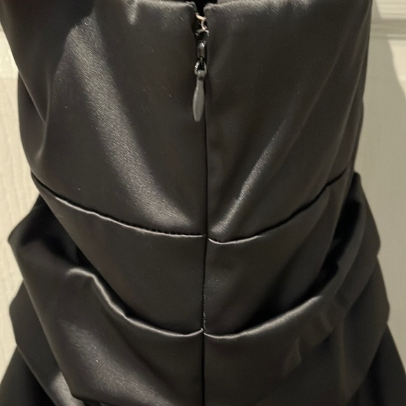 Women’s halter satin ruched cocktail dress from Le Chateau - Picture 5 of 9